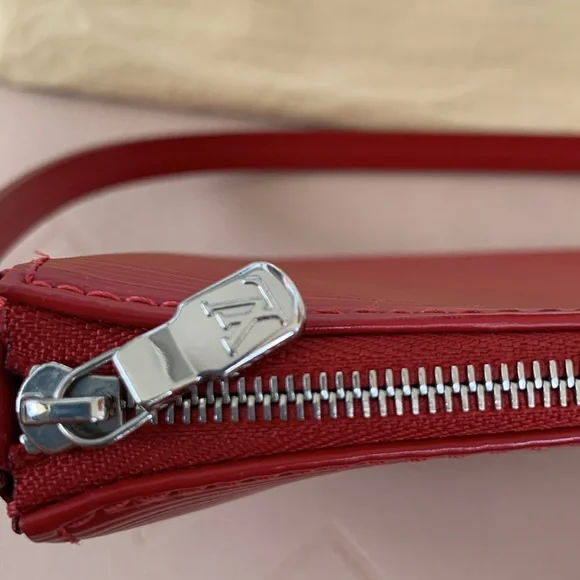 Red LV Louis Vuitton shoulder bag Pochette. - Picture 6 of 10